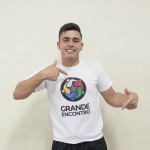 Jovens vestem a camisa com a nova logomarca do Grande Encontro